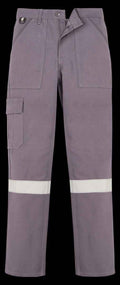 Lila Bundhose mit Knopfverschluss, Gürtelschlaufen und aufgesetzten Cargo-Taschen; Reflexstreifen.