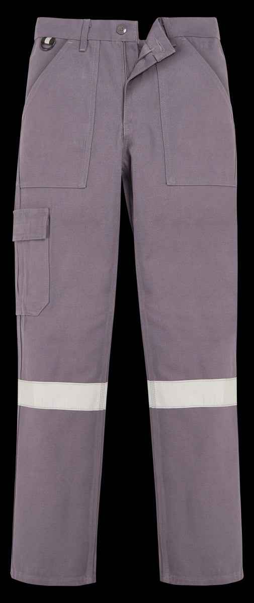 Lila Bundhose mit Knopfverschluss, Gürtelschlaufen und aufgesetzten Cargo-Taschen; Reflexstreifen.