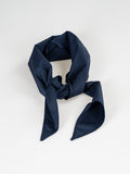 Marineblaues Halstuch mit Schlaufe und Knoten