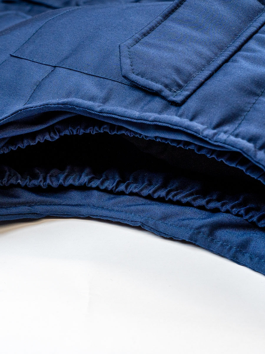 Funktionsweste marineblau mit kontrastierter Ziernaht am Saum und gestepptem Bereich