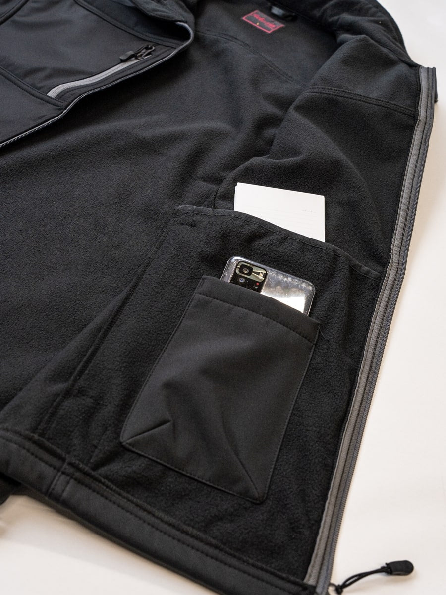 Schwarze Softshell-Weste mit Innentasche und eingenähter Klettlasche