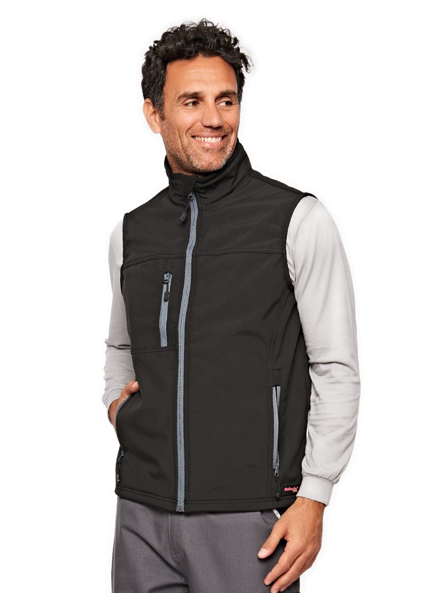 Schwarze Softshell-Weste am Modell mit Reißverschluss und Fronttaschen, ärmellos