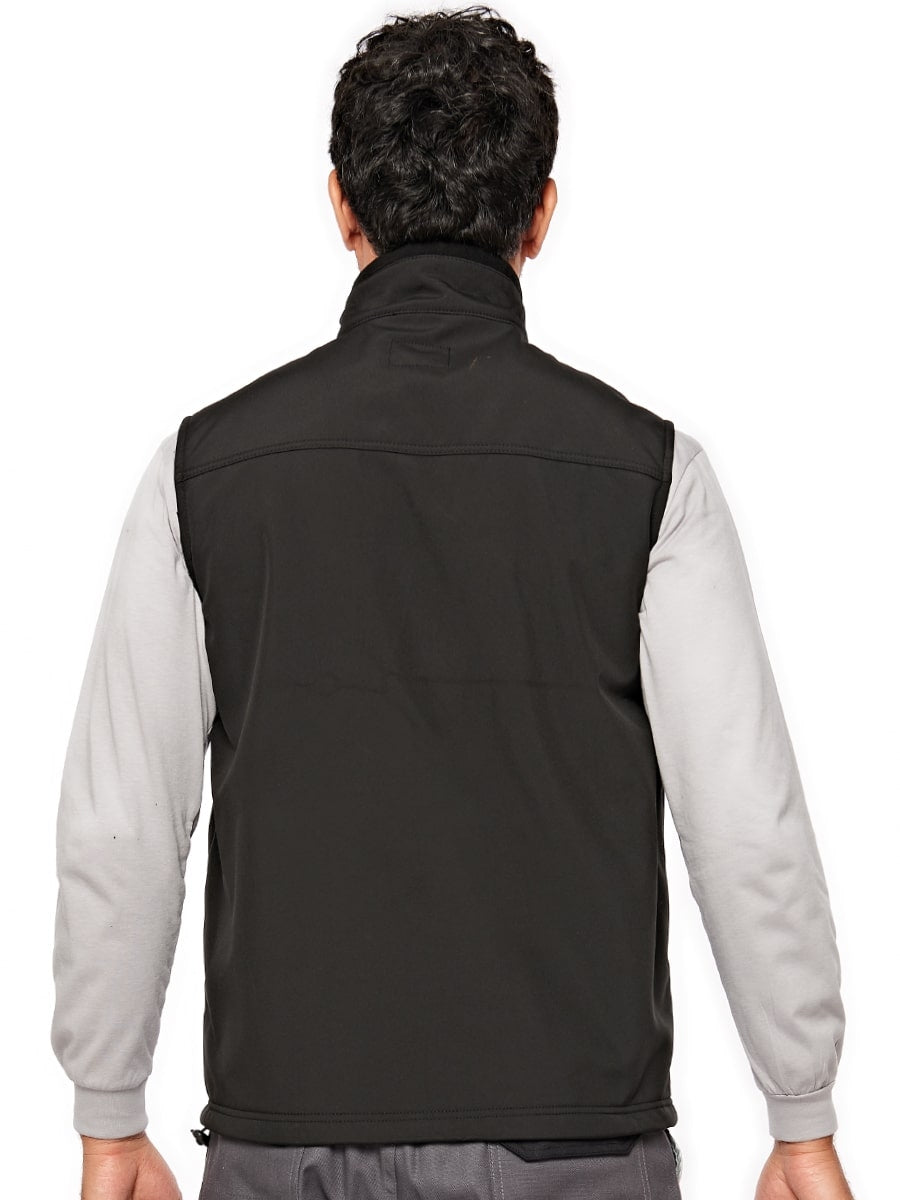 Schwarze Softshell-Weste Rückansicht mit Stehkragen und Mittelnaht