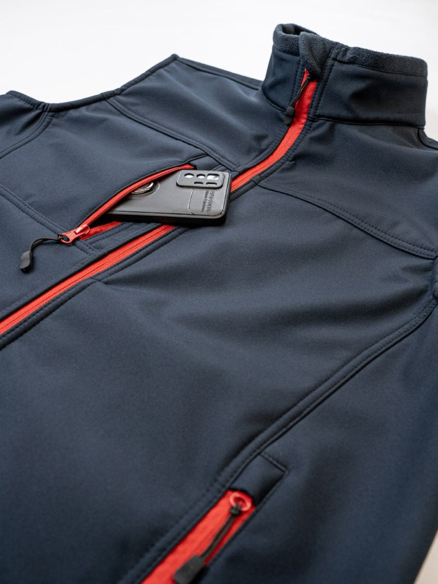 Marineblaue Softshell-Weste: Front-Reißverschluss mit rotem Zipper und Markenpatch.