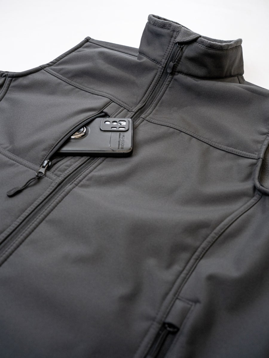 Vordere Softshell-Weste mit Stehkragen und Reißverschluss; Tasche mit sichtbarem Kartenfach