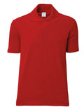 Rotes Polohemd mit kurzem Ärmel, Knopfleiste und Polokragen.
