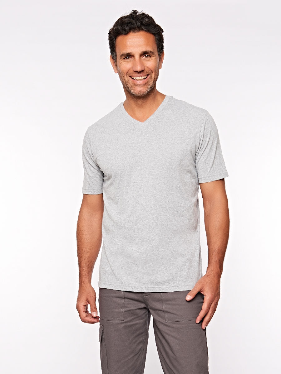 Graues T-Shirt mit V-Ausschnitt, kurze Ärmel am Model.