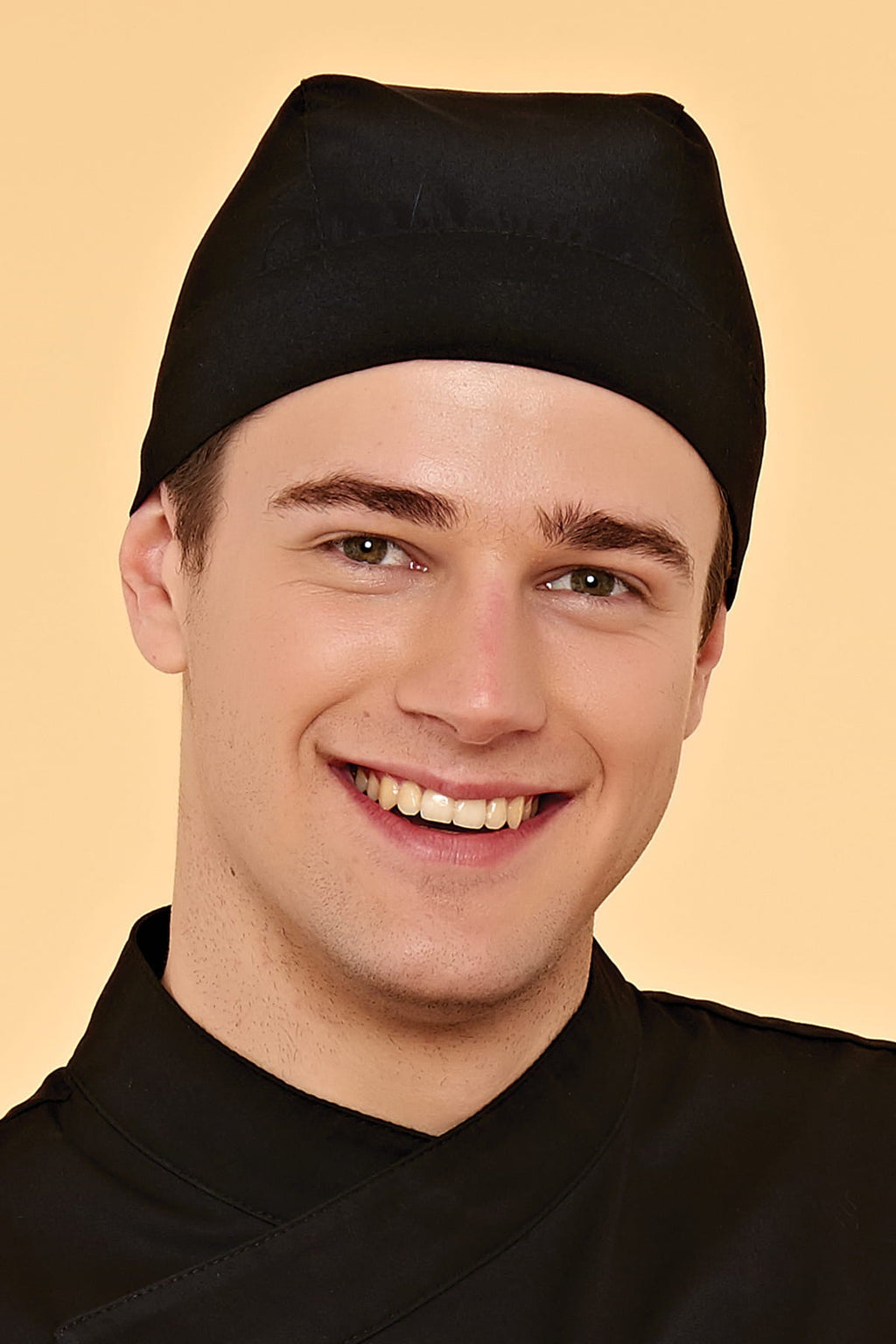 Schwarze Bandana, frontal getragen, runde Mützenform