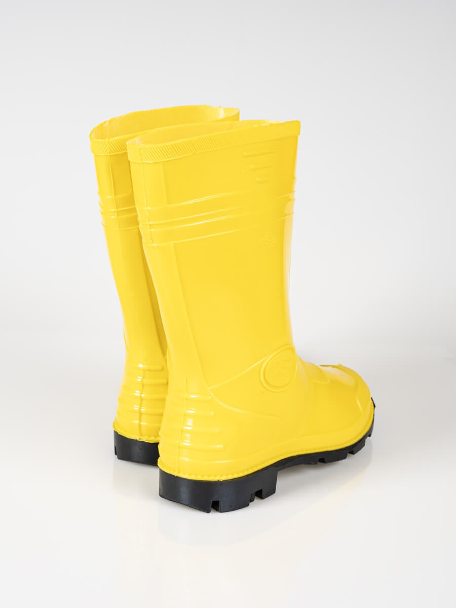 Kurzer gelber Gummistiefel mit flachem Absatz und schwarzer Profilsohle