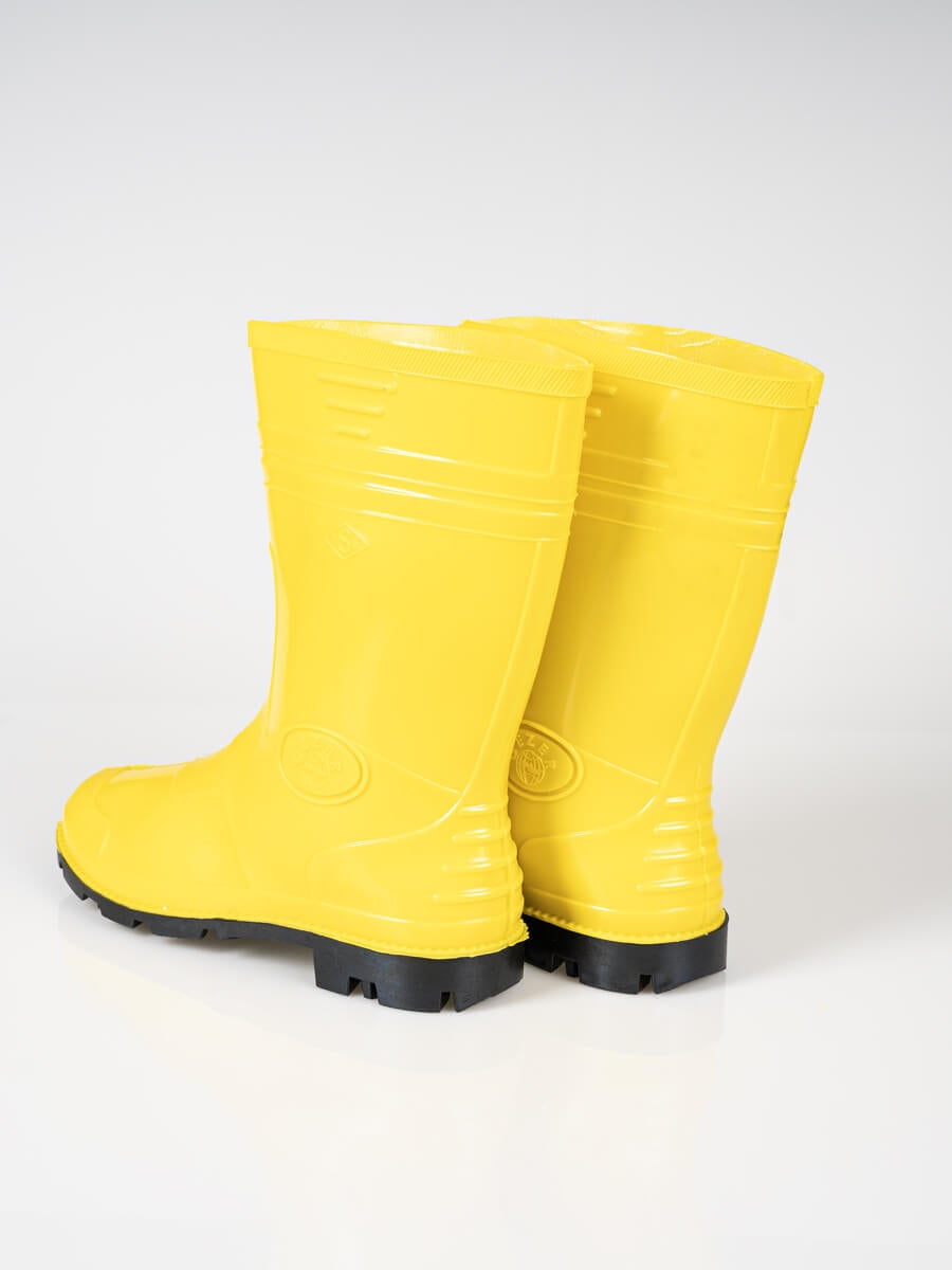Zwei kurze gelbe Gummistiefel im seitlichen Blick, schwarze Profilsohle sichtbar