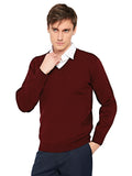 Bordeauxroter Pullover mit V-Ausschnitt, langen Ärmeln und Hemdkragen darunter.