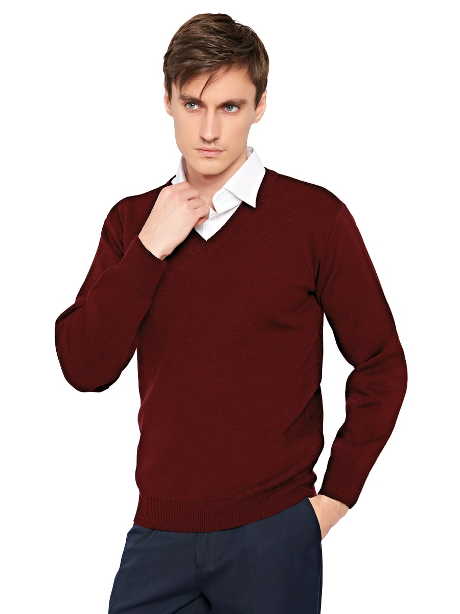 Bordeauxroter Pullover mit V-Ausschnitt, langen Ärmeln und Hemdkragen darunter.