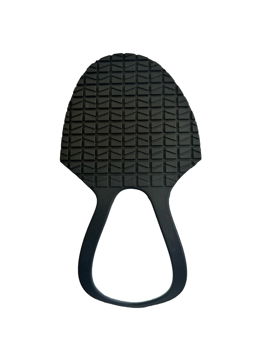 Unterseite einer schwarzen Zehenschutzkappe mit rutschfestem Stollenprofil