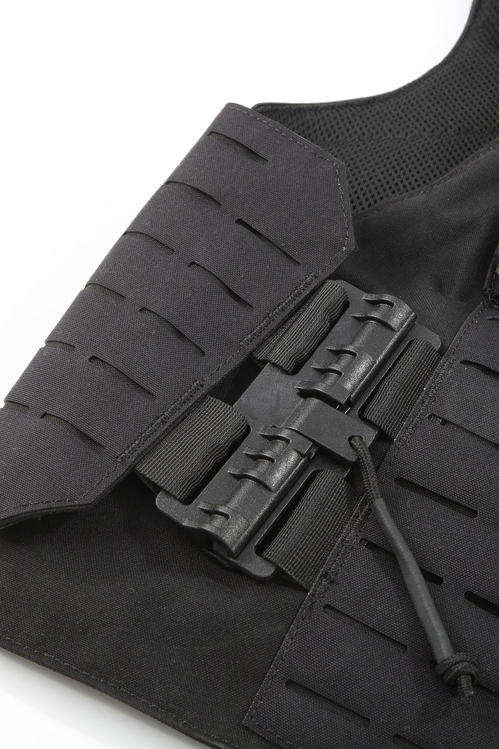 Detailansicht: Schwarze Schutzweste mit aufgenähten Schlaufen und Befestigungssystem