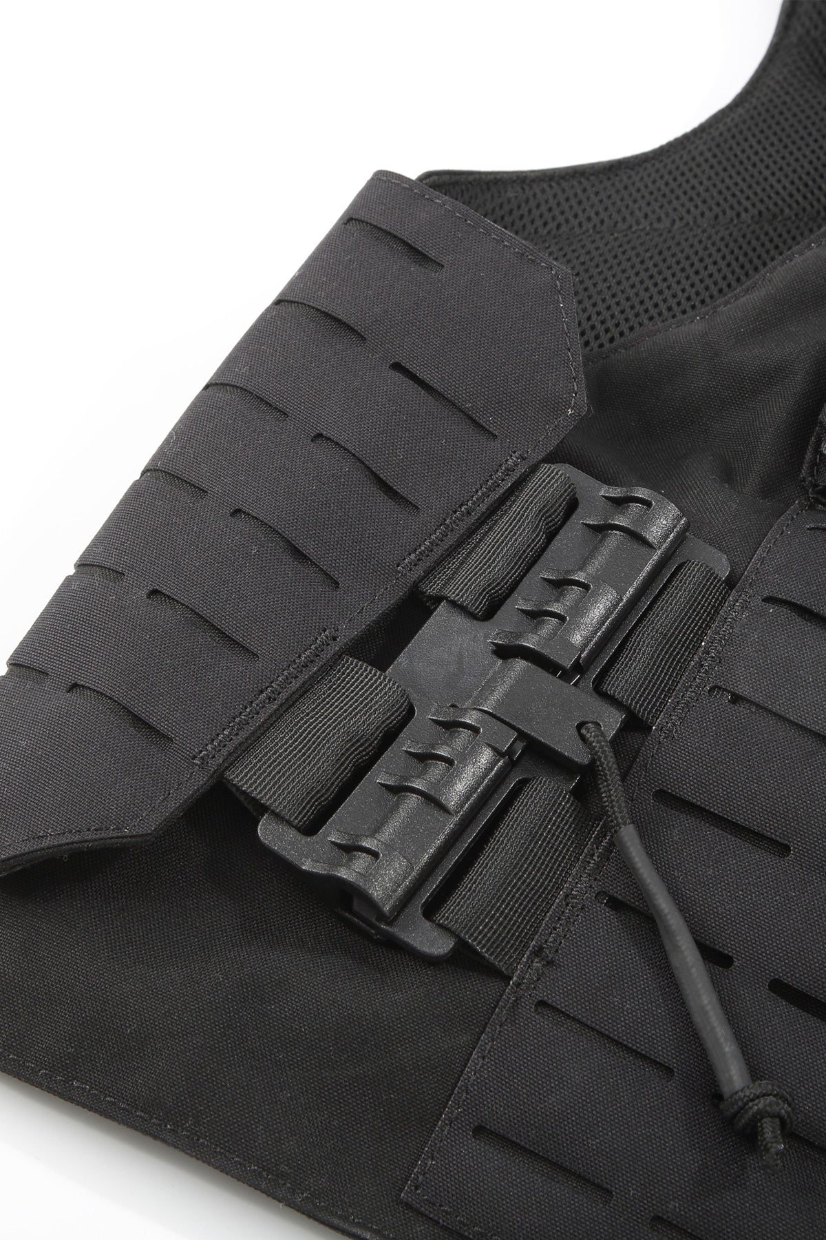Detailansicht: Schwarze Schutzweste mit aufgenähten Schlaufen und Befestigungssystem