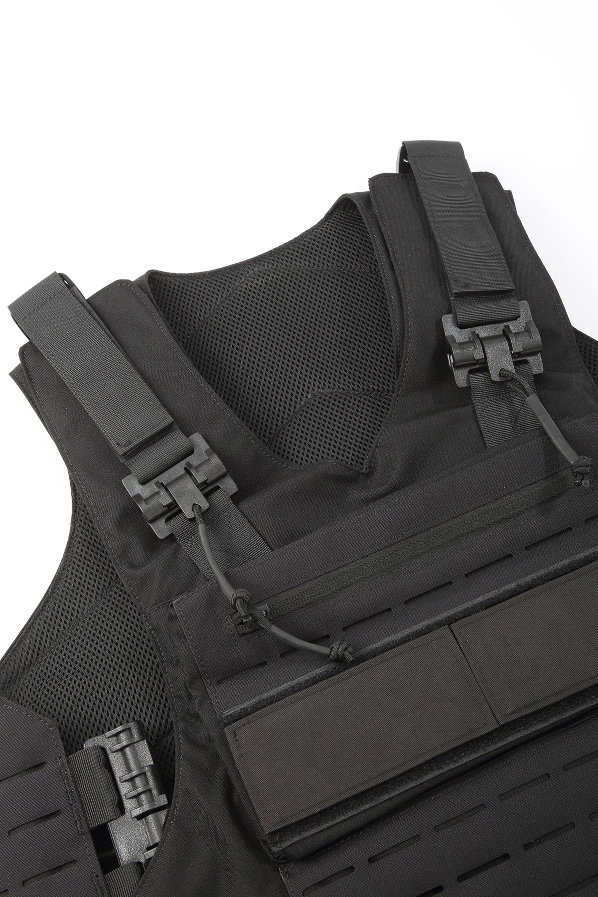 Schwarze taktische Stichschutzweste im Detail, Oberseite mit Befestigungsgurten und Taschen