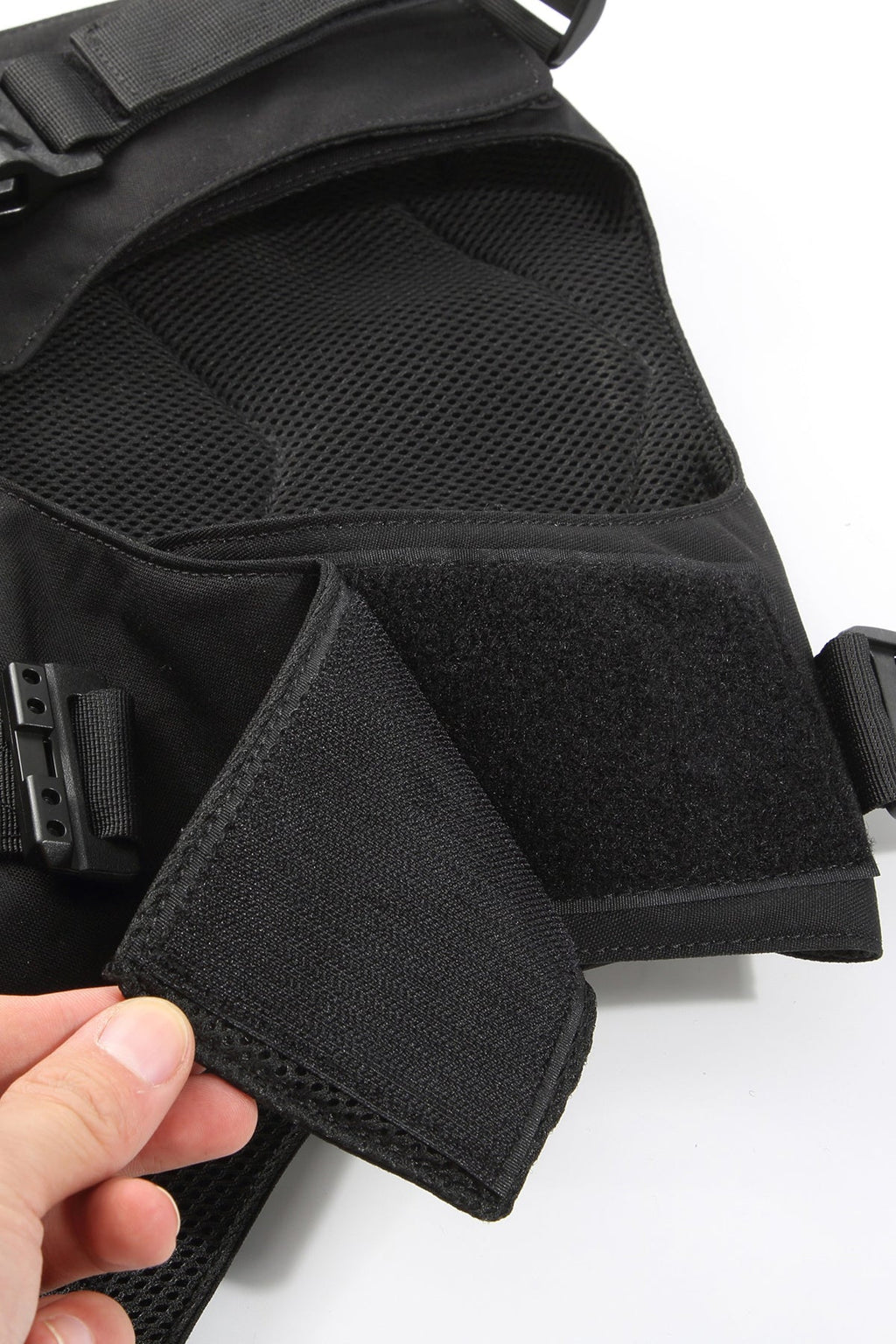 Detailansicht: Schwarze Weste mit Klett-Patch an der Innenseite des Schutzpanels