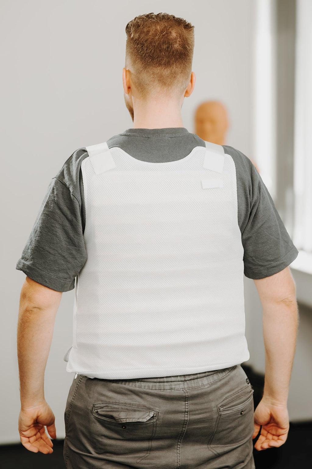Stichschutzweste weiß von hinten, Träger mit Latzschutz und breitem Rückenpanel