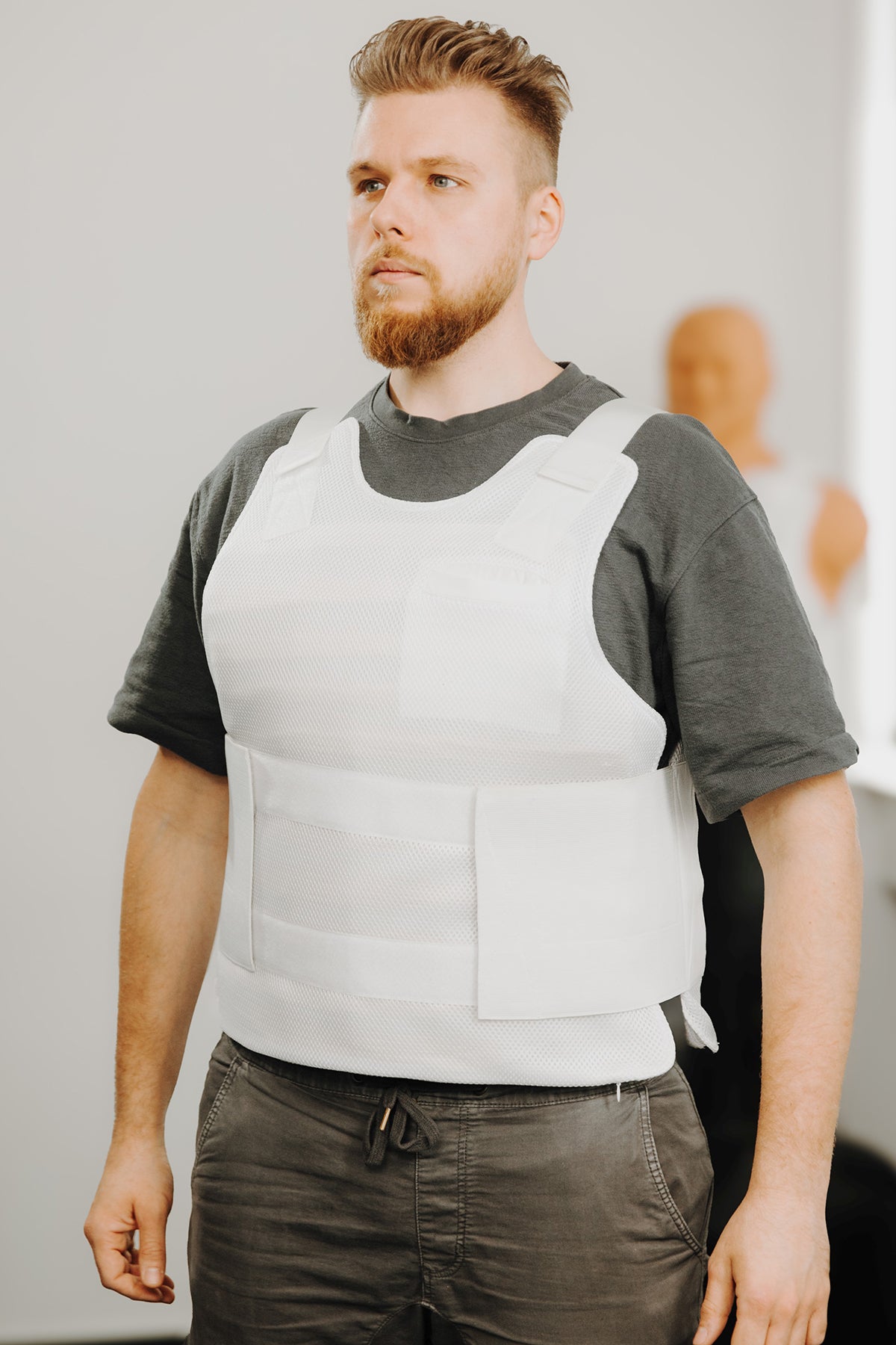 Stichschutzweste weiß vorne am Oberkörper, gepolstertes Brustpanel mit Lasche
