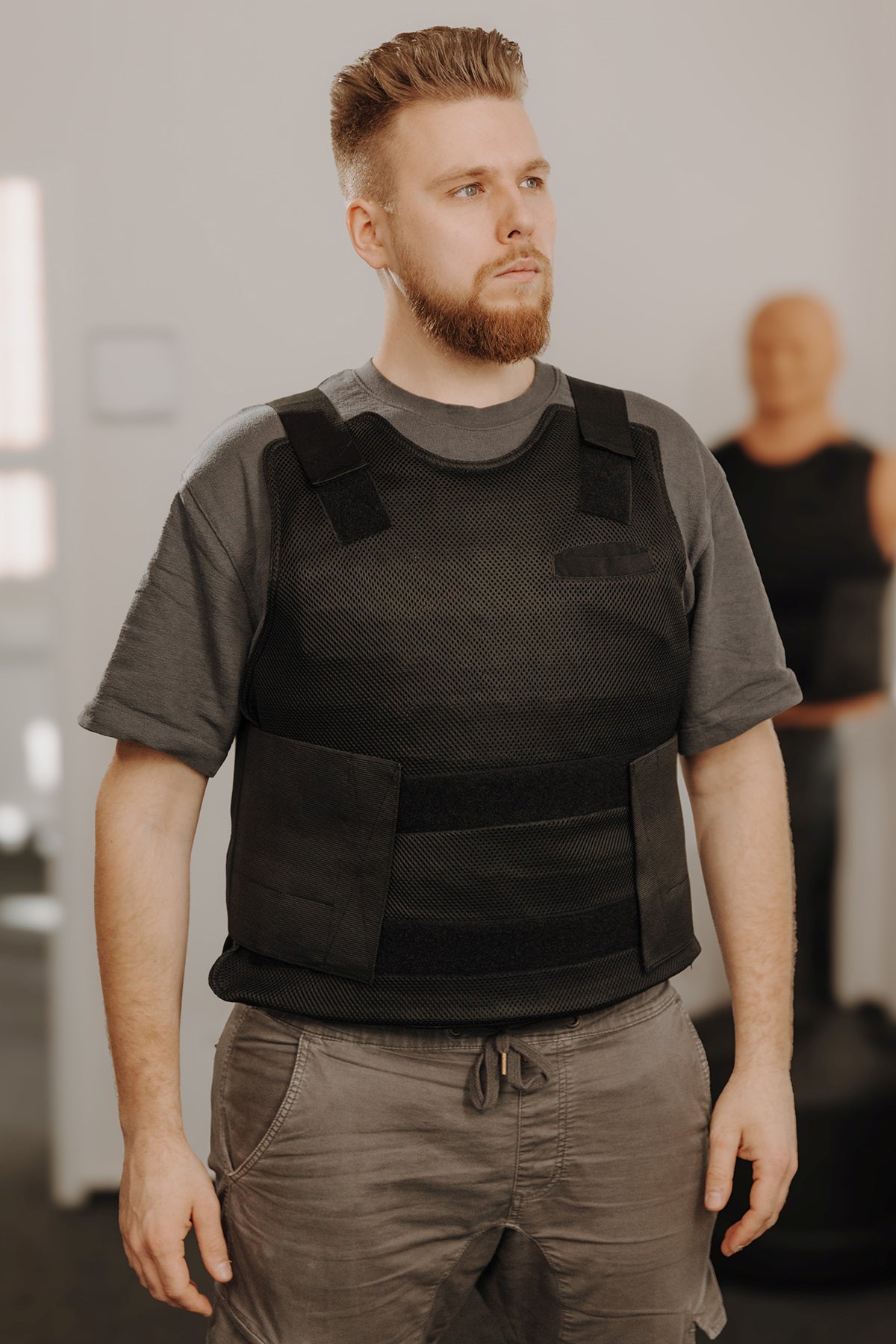 Stichschutzweste Herkules Elite, schwarze Weste mit Schulterpolstern und Frontschutz