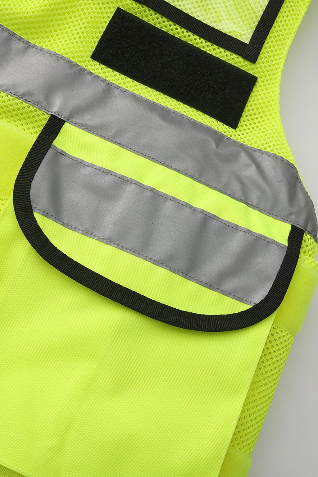 Warnweste Neon-Gelb mit silbernem Reflexband und schwarzer Einfassung, Taschenansicht