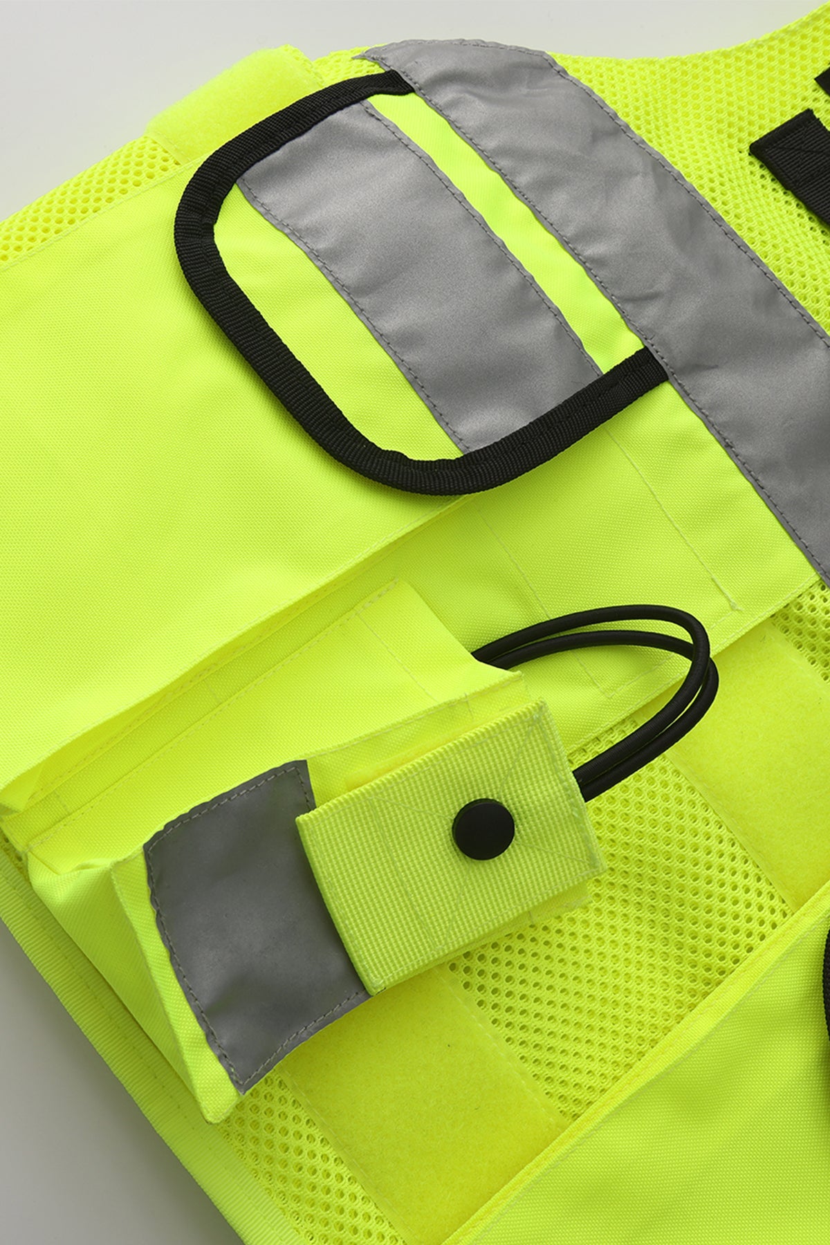 Warnweste Neon-Gelb mit Klettlasche und silberner Tasche, schwarzer Verschluss-Knopf