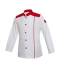 Chefkochjacke weiß/rot mit Stehkragen, Knopfleiste und rotem Logo-Patch am Ärmel