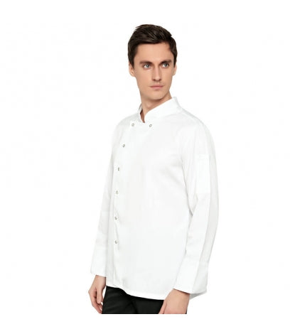 Weiße Chef-Kochjacke am Modell von vorn, Stehkragen und Druckknopfleiste