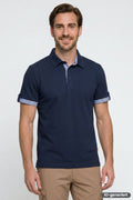 Marineblaues Poloshirt mit hellblauem Streifen-Einsatz an Kragen und Ärmelbündchen
