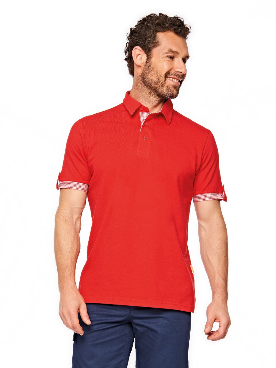 Rotes Poloshirt am Modell, mit Kragen, Knopfleiste und kariertem Ärmelbund