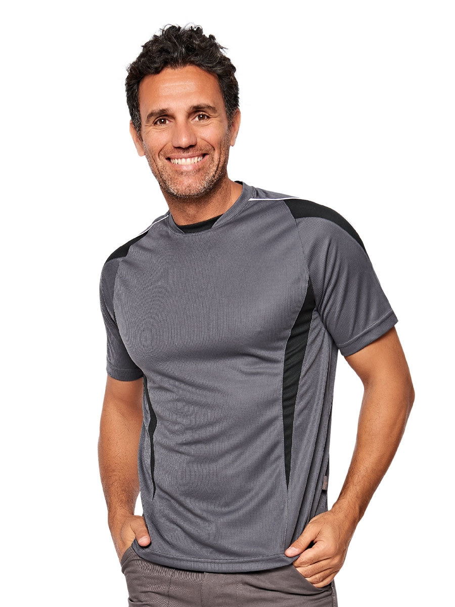 Dunkelgraues Kurzarm-Funktionsshirt am Modell, Rundhalsausschnitt, Seitennaht