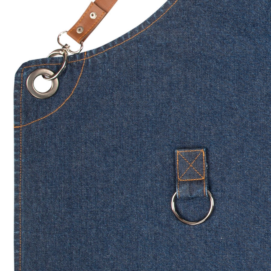 Marineblaue Schürze aus Jeansstoff mit Metallring am Träger und kleiner Frontlasche