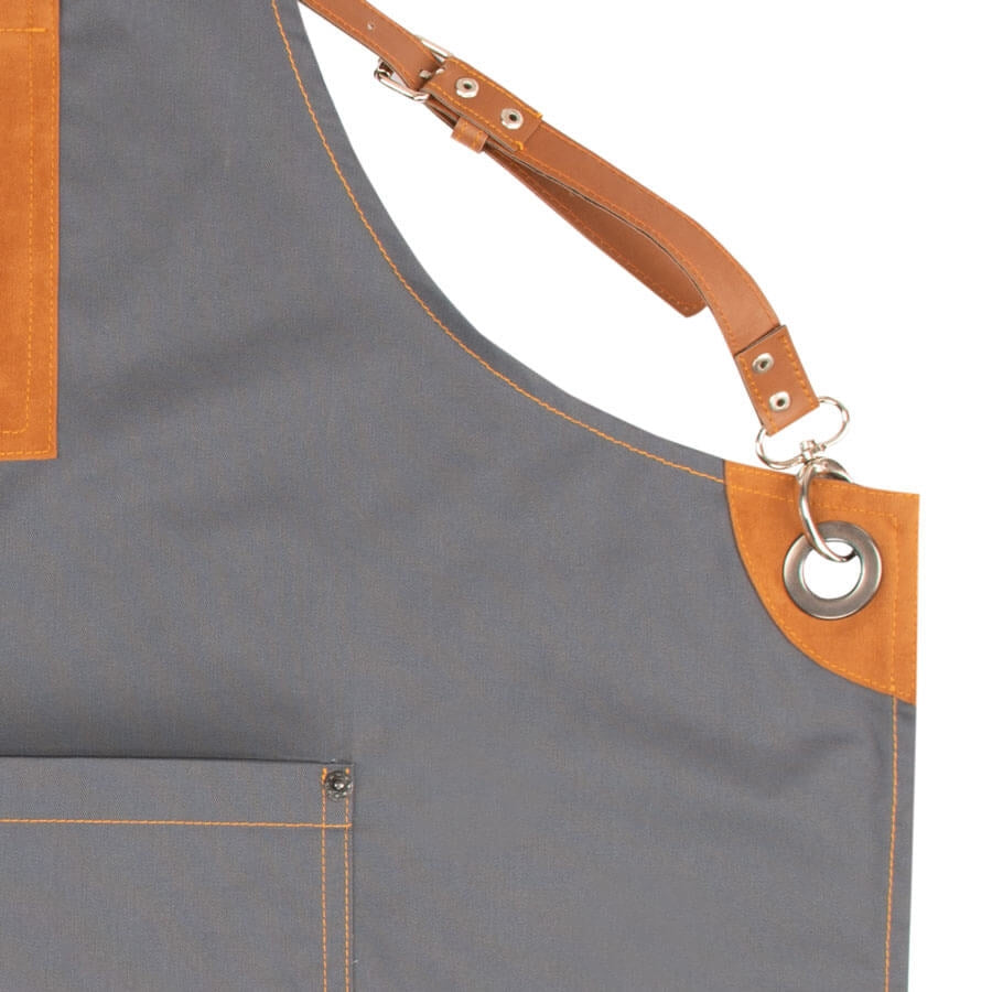 Grau Schürze mit braunem Riemen, Metallring und Ösen am oberen Rand, Nahtdetails