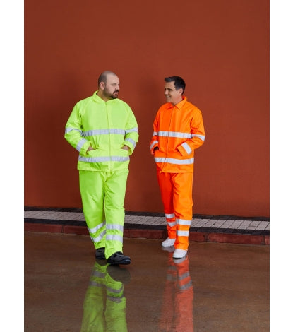 Warnschutz-Regenjacke in Orange mit reflektierenden Bändern, bei Arbeitskleidung getragen