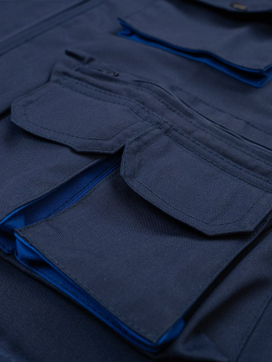 Arbeitsweste marineblau, Detail der Taschen mit verdeckten Klappen und Ziernähten