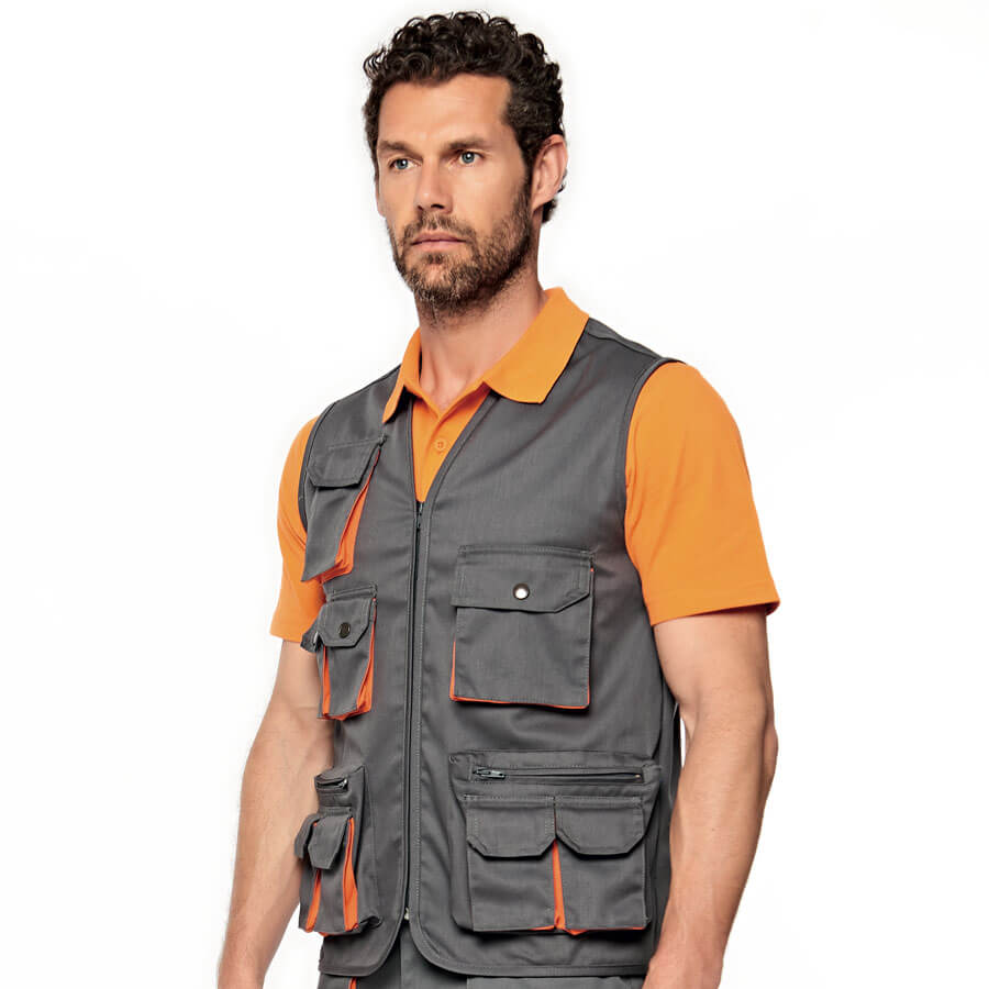 Arbeitsweste grau mit orange Kanten, seitliche Taschen und Brusttasche mit Knopfklappe