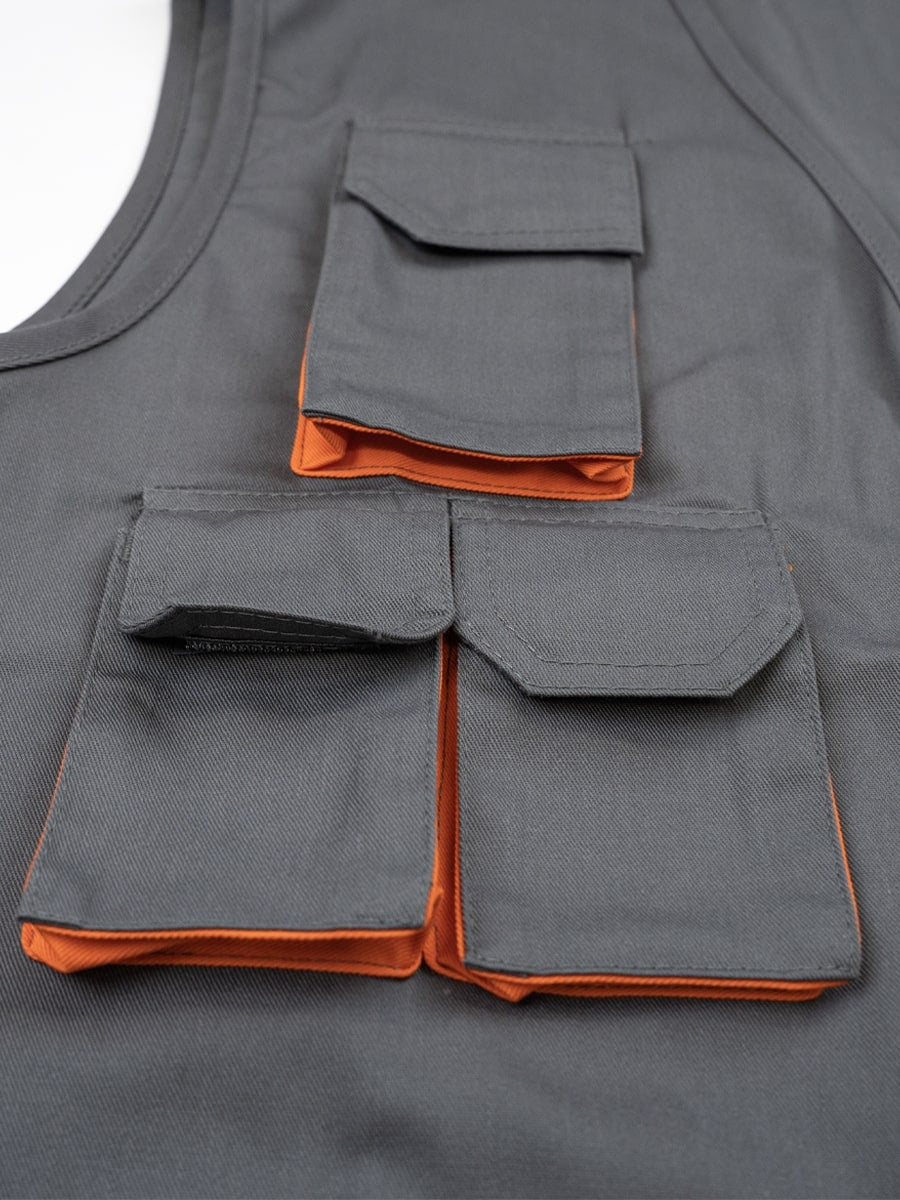 Arbeitsweste Detail: grau, mehrere Taschen mit orange Innenkante und Frontreißverschluss