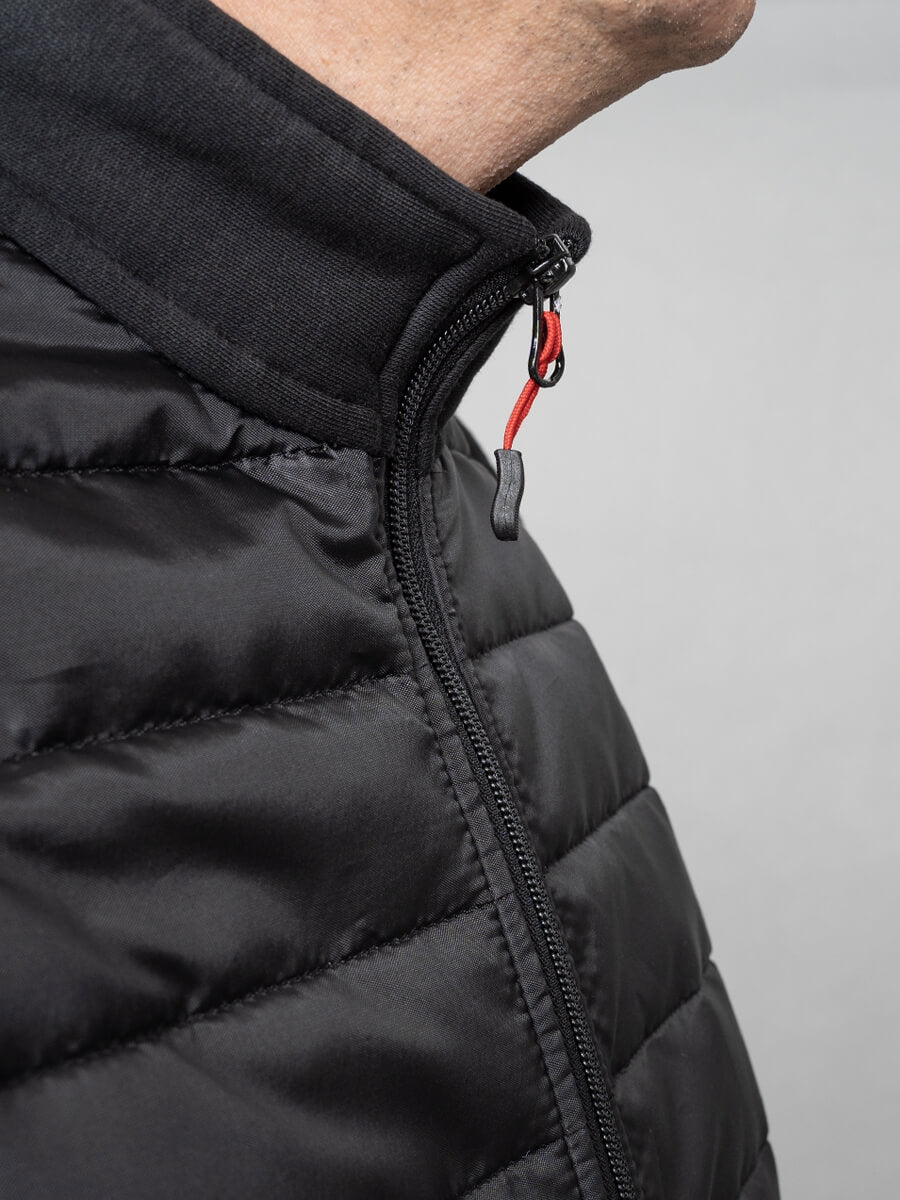 Steppweste mit Stehkragen und Frontreißverschluss; Zipper mit farbigem Akzent