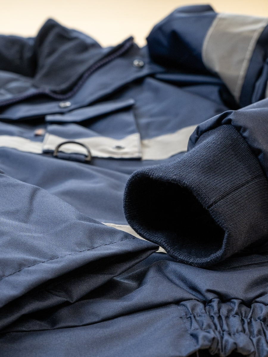 Marineblaue Jacke mit Kapuze und Kordelzug, gerippter Innenkragen am Saum