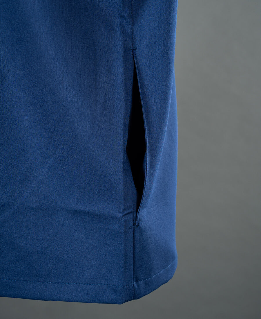Marineblaues Scrub-Oberteil mit seitlicher Naht und Saumöffnung