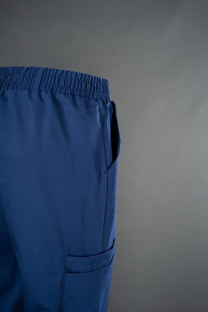 Marineblaue Scrub-Hose Detail: elastischer Bund und seitliche Tasche am Bein
