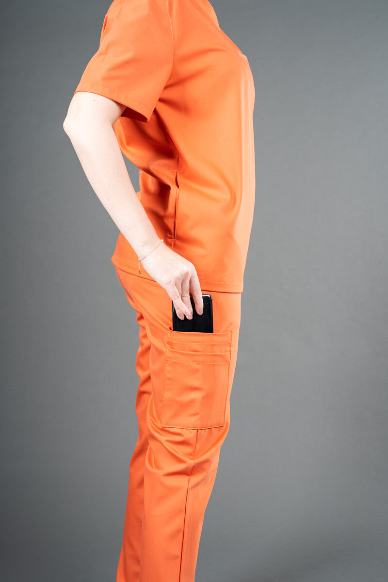Stretch-Scrub-Hose orange mit Seitentaschen und elastischem Bund am Bein
