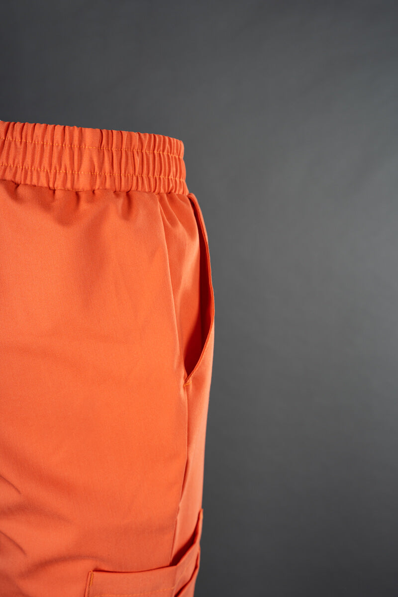 Stretch-Scrub-Hose orange im Detail: elastischer Bund und seitliche Tasche hinten