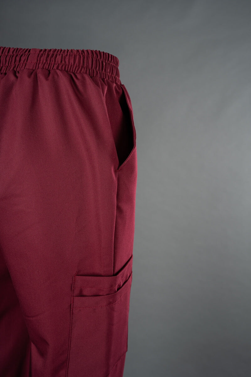 Bordeauxfarbene Scrub-Hose mit seitlicher Taschenklappe am Bein