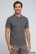 Kontrast-Poloshirt in dunkelgrau mit orangefarbenen Streifen an Kragen und Ärmelbündchen