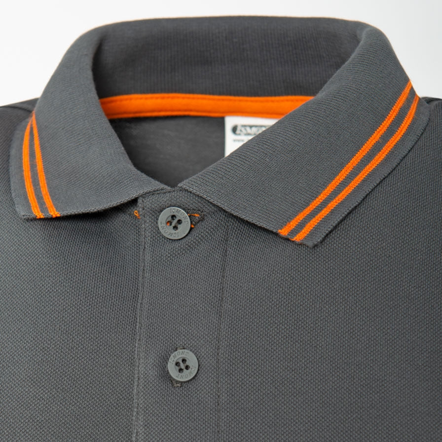Dunkelgraues Poloshirt mit Knopfleiste und orangefarbenem Kontraststreifen am Kragen