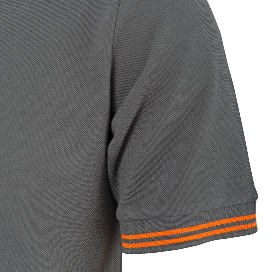 Ärmelabschluss am dunkelgrauen Poloshirt mit orangefarbenem Kontraststreifen