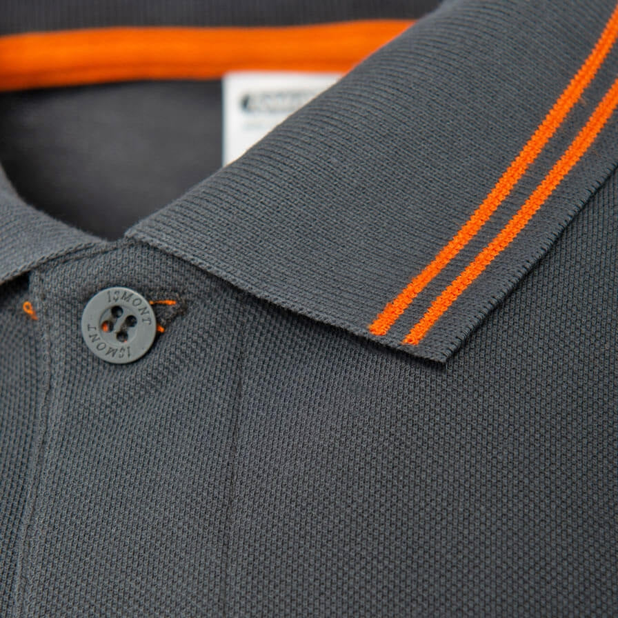 Nahaufnahme: dunkelgraues Poloshirt-Kragenbündchen mit orangefarbenen Kontraststreifen