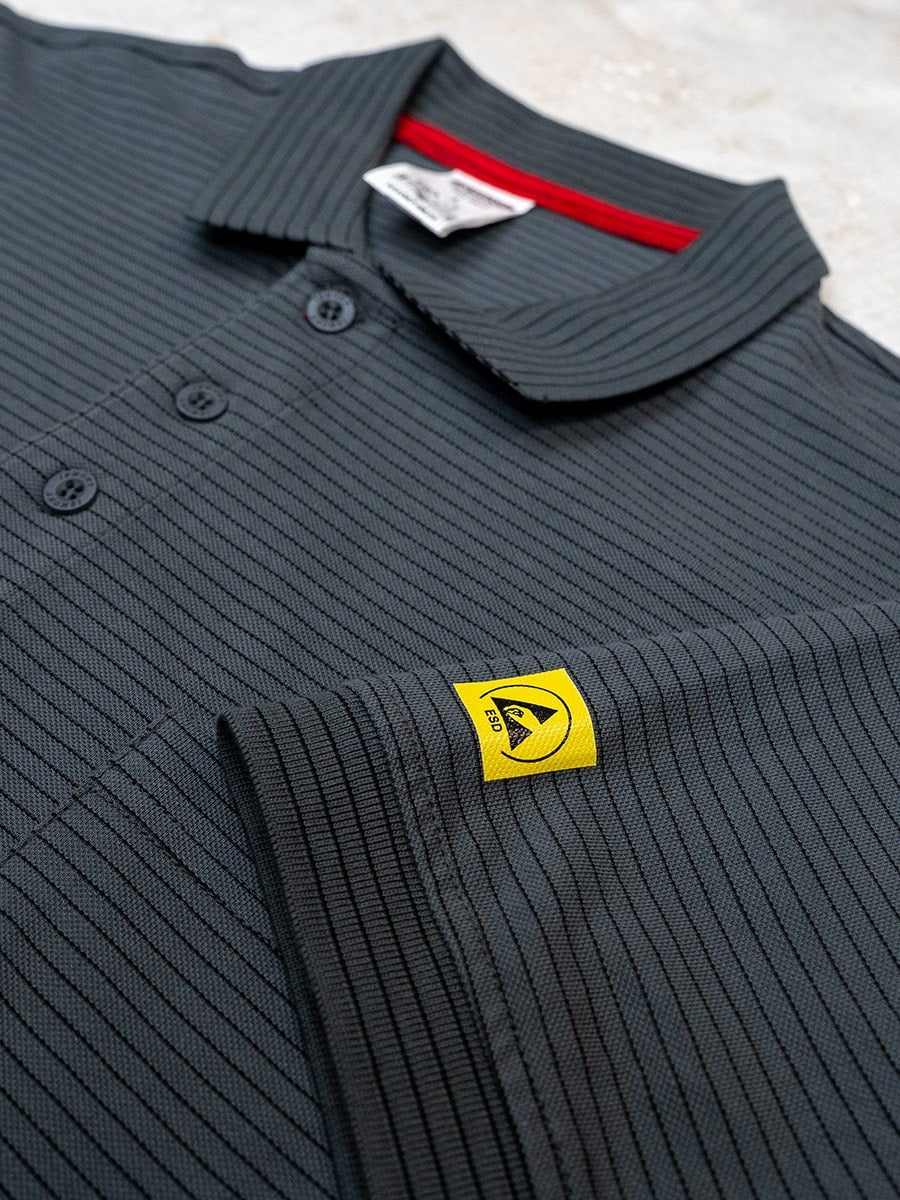 ESD-Poloshirt: Kragen, Knopfleiste und gelbes Herstellerlogo
