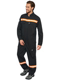 Flammhemmender Overall mit orangefarbenen Reflexstreifen, Reißverschluss und Fronttaschen.